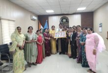 मंडला CRPF जवानों से मिलती मातृशक्तियां