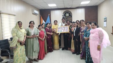 मंडला CRPF जवानों से मिलती मातृशक्तियां