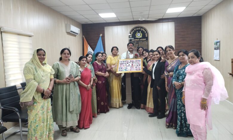 मंडला CRPF जवानों से मिलती मातृशक्तियां