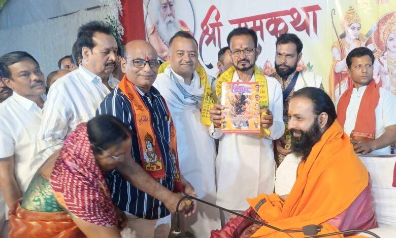 बंदेली में चल रही श्रीराम कथा में श्रद्धालुओं की भीड़ और मंच पर निर्विकल्प जी