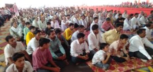 बंदेली में चल रही श्रीराम कथा में श्रद्धालुओं की भीड़ और मंच पर निर्विकल्प जी