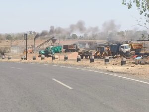 बिछिया डामर प्लांट से निकलता जहरीला धुआं