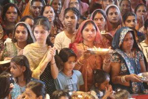 बंदेली में ब्रह्मचारी निर्विकल्प स्वरूप जी रामकथा के दौरान प्रवचन देते हुए