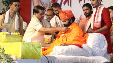 बंदेली में ब्रह्मचारी निर्विकल्प स्वरूप जी रामकथा के दौरान प्रवचन देते हुए