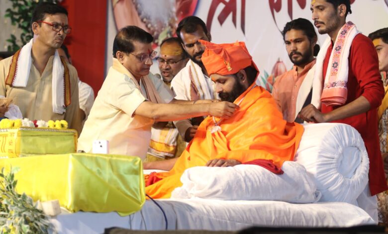 बंदेली में ब्रह्मचारी निर्विकल्प स्वरूप जी रामकथा के दौरान प्रवचन देते हुए