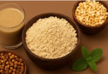 सतुवाई अमावस्या पर लखनादौन में सत्तू प्रसाद वितरण करते श्रद्धालु