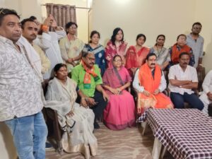 नरोत्तम मिश्रा सिवनी आगमन - भाजपा कार्यालय में प्रधानमंत्री जी के संदेश को कार्यकत्र्ताओं के साथ सुनते हुये