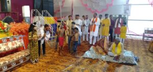 टिगरा बबरिया सिवनी में शिव महापुराण कथा में प्रवचन देते पंडित मंगलमूर्ति शास्त्री जी और श्रद्धालु