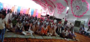 टिगरा बबरिया सिवनी में शिव महापुराण कथा में प्रवचन देते पंडित मंगलमूर्ति शास्त्री जी और श्रद्धालु