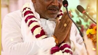 टिगरा बबरिया सिवनी में शिव महापुराण कथा में प्रवचन देते पंडित मंगलमूर्ति शास्त्री जी और श्रद्धालु