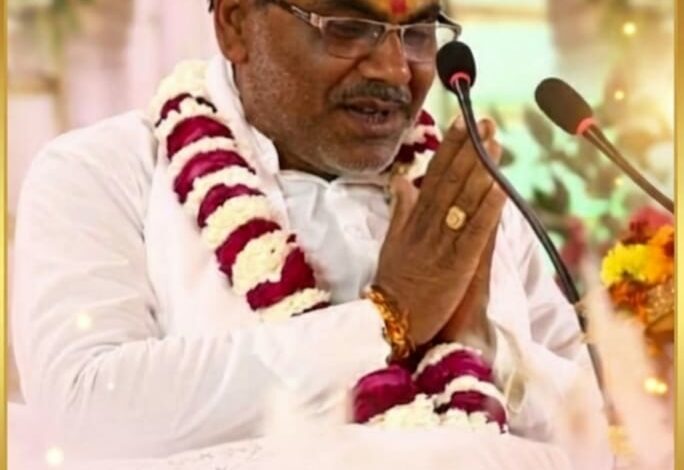 टिगरा बबरिया सिवनी में शिव महापुराण कथा में प्रवचन देते पंडित मंगलमूर्ति शास्त्री जी और श्रद्धालु