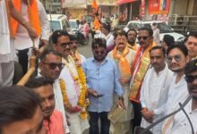 सिवनी में परशुराम जयंती शोभायात्रा में विधायक दिनेश राय मुनमुन द्वारा पुष्पवर्षा करते हुए