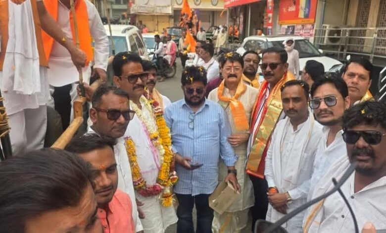 सिवनी में परशुराम जयंती शोभायात्रा में विधायक दिनेश राय मुनमुन द्वारा पुष्पवर्षा करते हुए