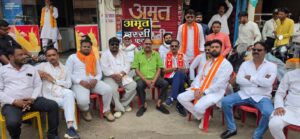 सिवनी में परशुराम जयंती शोभायात्रा में विधायक दिनेश राय मुनमुन द्वारा पुष्पवर्षा करते हुए