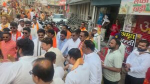 सिवनी में परशुराम जयंती शोभायात्रा में विधायक दिनेश राय मुनमुन द्वारा पुष्पवर्षा करते हुए