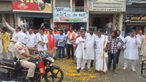 सिवनी में परशुराम जयंती शोभायात्रा में विधायक दिनेश राय मुनमुन द्वारा पुष्पवर्षा करते हुए