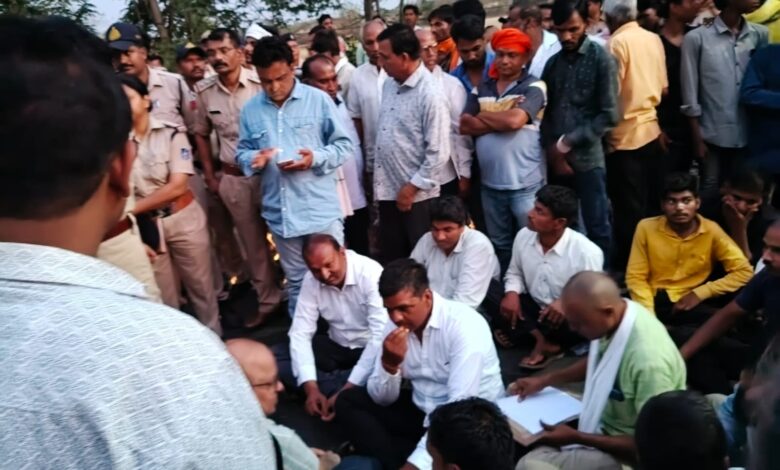 वेयरहाउस गेहूं खरीदी गड़बड़ी - मोहगांव वेयरहाउस में गेहूं खरीदी से परेशान किसानों का चक्काजाम और विरोध प्रदर्शन