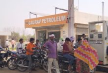 उगली पेट्रोल संकट - पंप पर लंबी कतार में खड़े वाहन