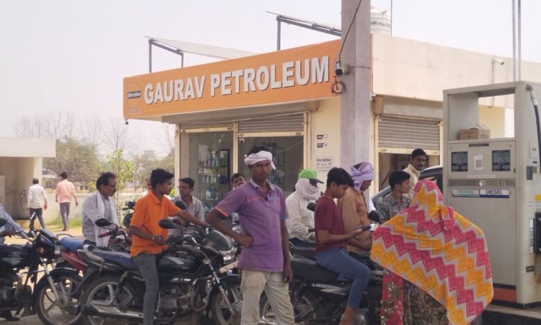 उगली पेट्रोल संकट - पंप पर लंबी कतार में खड़े वाहन