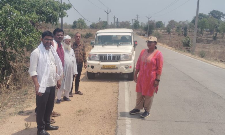 कान्हीवाड़ा जल संकट के बाद निरीक्षण करते पीएचई अधिकारी