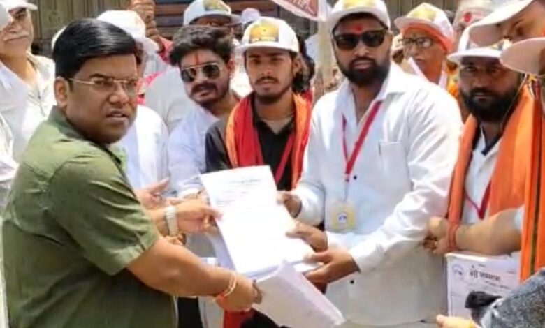 गौ सम्मान अभियान सिवनी में ज्ञापन सौंपते गौ सेवक