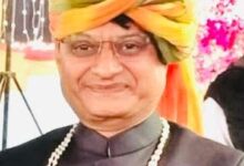 सिवनी गेहूं रिजेक्ट मामला - गेहूं खरीद केंद्र पर खड़े किसान और ट्रक