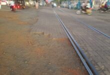 सिवनी रेलवे फाटक सड़क खराब - छिंदवाड़ा रोड रेलवे फाटक पर उखड़ी सड़क और गड्ढों से गुजरते वाहन