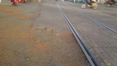 सिवनी रेलवे फाटक सड़क खराब - छिंदवाड़ा रोड रेलवे फाटक पर उखड़ी सड़क और गड्ढों से गुजरते वाहन