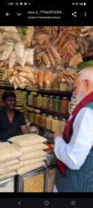 नरेंद्र मोदी झालमुड़ी, प्रधानमंत्री नरेन्द्र मोदी सड़क किनारे दुकानदार से झालमुड़ी खाते हुए