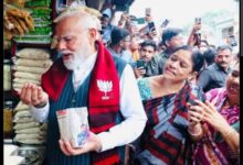 नरेंद्र मोदी झालमुड़ी, प्रधानमंत्री नरेन्द्र मोदी सड़क किनारे दुकानदार से झालमुड़ी खाते हुए