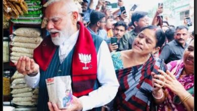 नरेंद्र मोदी झालमुड़ी, प्रधानमंत्री नरेन्द्र मोदी सड़क किनारे दुकानदार से झालमुड़ी खाते हुए