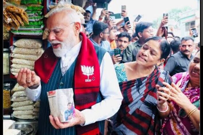 नरेंद्र मोदी झालमुड़ी, प्रधानमंत्री नरेन्द्र मोदी सड़क किनारे दुकानदार से झालमुड़ी खाते हुए