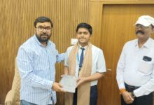 छिंदवाड़ा के छात्र प्रवीर सांधेलिया को ISRO युविका 2026 में चयन पर सांसद बंटी विवेक साहू द्वारा सम्मानित करते हुए