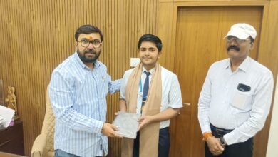 छिंदवाड़ा के छात्र प्रवीर सांधेलिया को ISRO युविका 2026 में चयन पर सांसद बंटी विवेक साहू द्वारा सम्मानित करते हुए