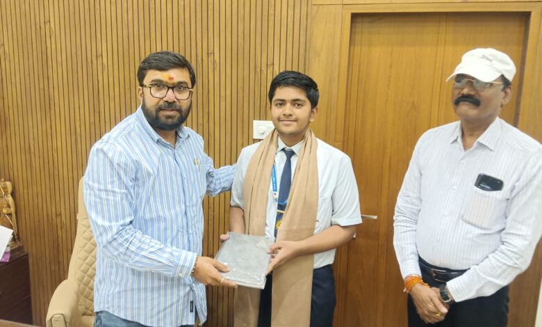 छिंदवाड़ा के छात्र प्रवीर सांधेलिया को ISRO युविका 2026 में चयन पर सांसद बंटी विवेक साहू द्वारा सम्मानित करते हुए