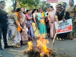 भाजपा महिला मोर्चा प्रदर्शन सिवनी :नारी शक्ति वंदन अधिनियम के समर्थन में पुतला दहन