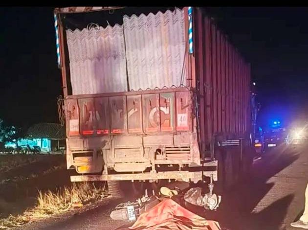 छिंदवाड़ा सड़क हादसा तीन युवकों की मौत - तेज रफ्तार बाइक ट्रक से टकराई