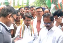 केवलारी विधायक SDM विवाद - विधायक रजनीश हरवंश सिंह SDM से गेहूं खरीदी को लेकर बहस करते हुए