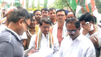 केवलारी विधायक SDM विवाद - विधायक रजनीश हरवंश सिंह SDM से गेहूं खरीदी को लेकर बहस करते हुए