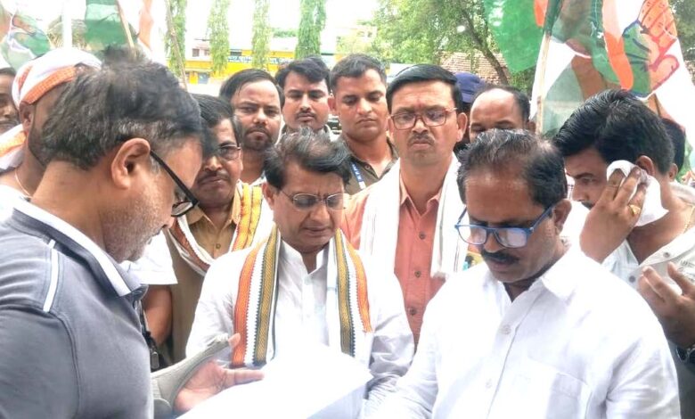 केवलारी विधायक SDM विवाद - विधायक रजनीश हरवंश सिंह SDM से गेहूं खरीदी को लेकर बहस करते हुए