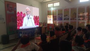 नारी शक्ति वंदन अधिनियम सिवनी -सिवनी भाजपा कार्यालय में कार्यक्रम के दौरान महिलाएं लाइव प्रसारण देखती हुईं