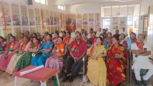 नारी शक्ति वंदन अधिनियम सिवनी -सिवनी भाजपा कार्यालय में कार्यक्रम के दौरान महिलाएं लाइव प्रसारण देखती हुईं