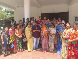 नारी शक्ति वंदन अधिनियम सिवनी -सिवनी भाजपा कार्यालय में कार्यक्रम के दौरान महिलाएं लाइव प्रसारण देखती हुईं