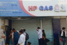 नाहर गैस एजेंसी छिंदवाड़ा के बाहर परेशान उपभोक्ता