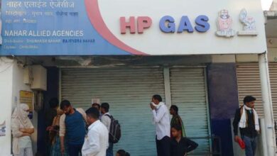नाहर गैस एजेंसी छिंदवाड़ा के बाहर परेशान उपभोक्ता