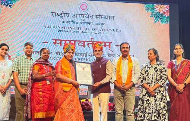 जयपुर में डॉ रश्मि नेमा को सम्मानित करते हुए राष्ट्रीय आयुर्वेद संस्थान
