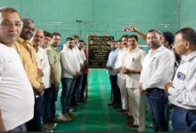 बंटी विवेक साहू बैडमिंटन कोर्ट छिंदवाड़ा नए बैडमिंटन सिंथेटिक कोर्ट पर खिलाड़ियों के साथ खेलते हुए