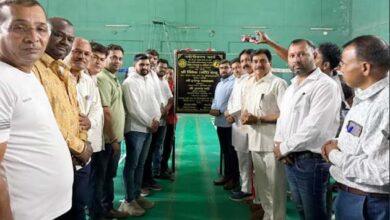 बंटी विवेक साहू बैडमिंटन कोर्ट छिंदवाड़ा नए बैडमिंटन सिंथेटिक कोर्ट पर खिलाड़ियों के साथ खेलते हुए