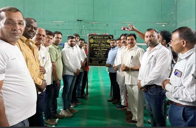 बंटी विवेक साहू बैडमिंटन कोर्ट छिंदवाड़ा नए बैडमिंटन सिंथेटिक कोर्ट पर खिलाड़ियों के साथ खेलते हुए