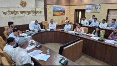 छिन्दवाड़ा में कलेक्टर हरेंद्र नारायन की बैठक में अवैध उत्खनन पर सख्त कार्रवाई के निर्देश देते अधिकारी